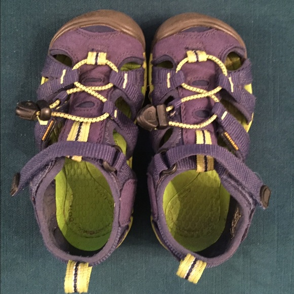 Gently used boys Keens perfect for summer!