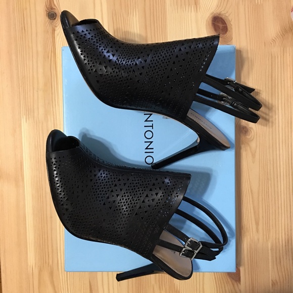 *SOLD* Like new. Antonio Melani black heels, sz 9 - Picture 2 of 4