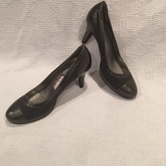AK ANNE KLEIN GRAY WOOL ACCENT PUMPS - Picture 2 of 4