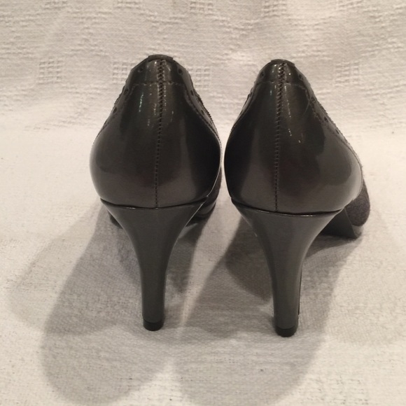 AK ANNE KLEIN GRAY WOOL ACCENT PUMPS - Picture 3 of 4
