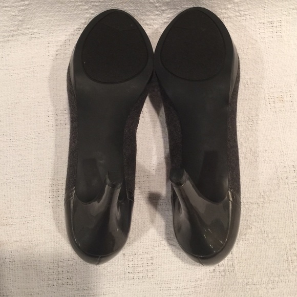 AK ANNE KLEIN GRAY WOOL ACCENT PUMPS - Picture 4 of 4