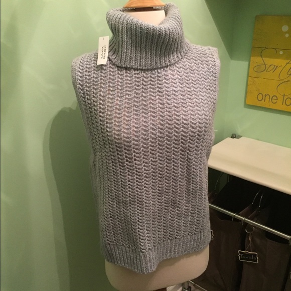 Banana Republic sweater vest. NWT
