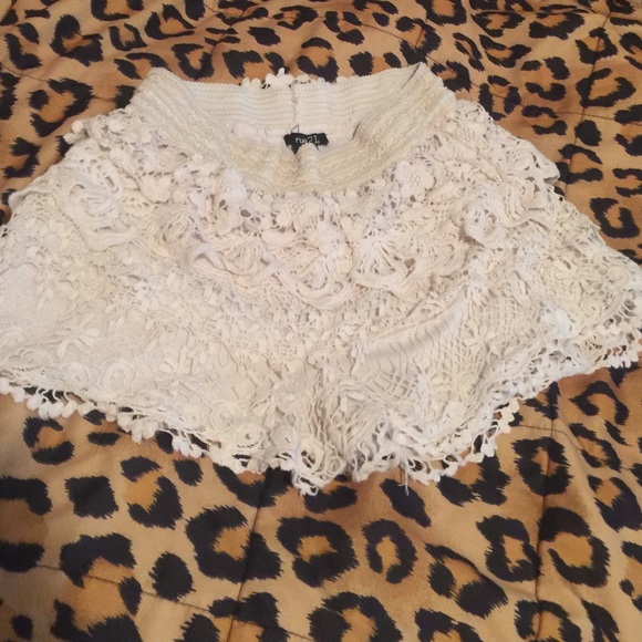 Cream/ white lace shorts