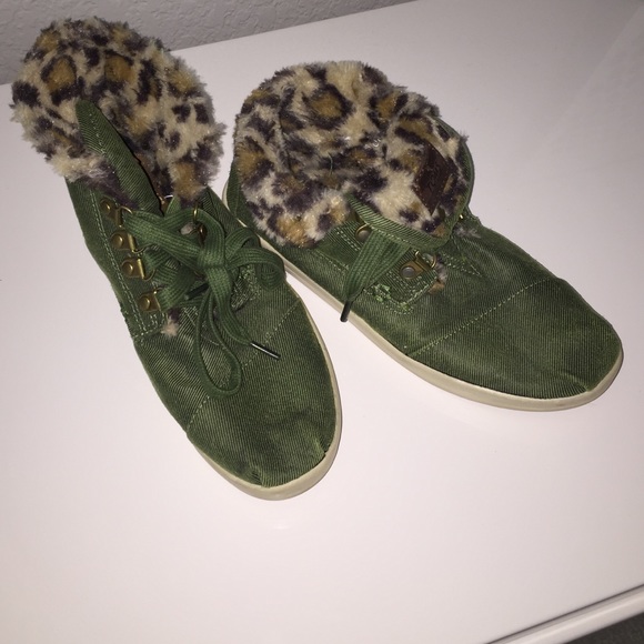Fleece lined TOMS