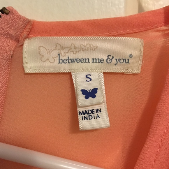 Pink crop top with stitched designs - Picture 2 of 3