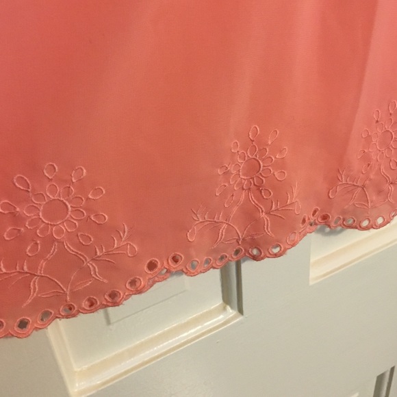 Pink crop top with stitched designs - Picture 3 of 3