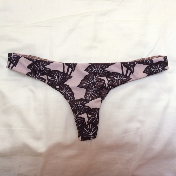 ❌SOLD❌Acacia hookipa bottoms in black elephant