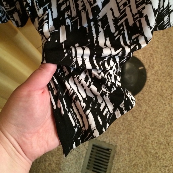 NWOT Geometric Splatter Design Top - Picture 3 of 4