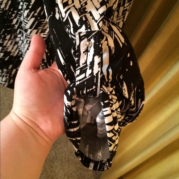 NWOT Geometric Splatter Design Top - Picture 4 of 4