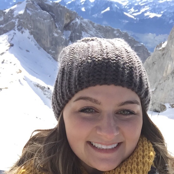 Meet your Posher, Jennifer - Picture 2 of 2