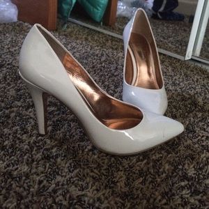 Bcbgeneration white pumps size 7.5