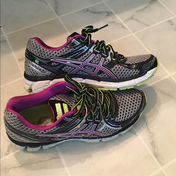 Cross training shoes
