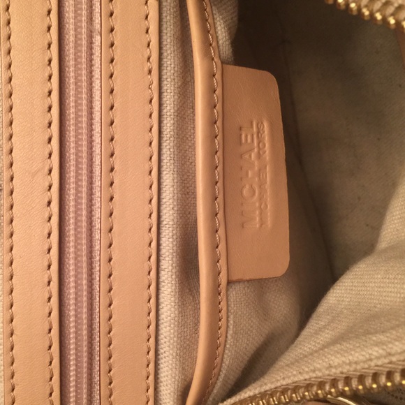 Michael Kors Circle logo Grayson Satchel w/ wallet - Picture 3 of 6