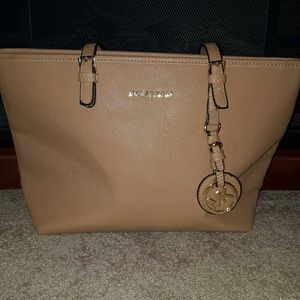 Michael kors jet set tote