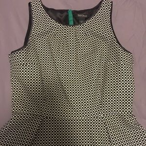 Black and white prelim top. Zips up the back