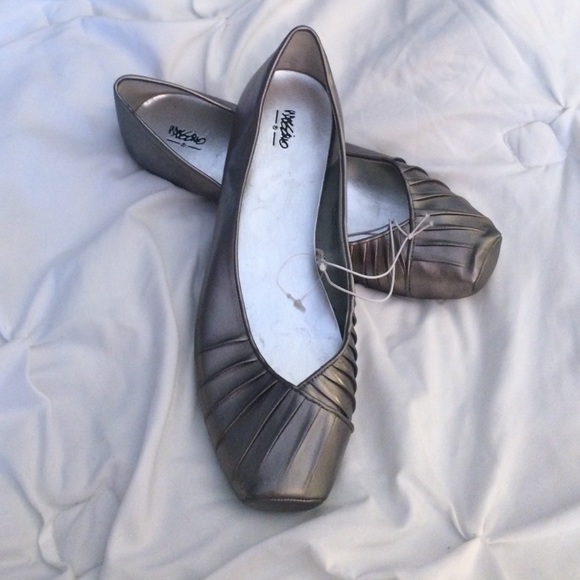 Shines grey never worn flats - Picture 1 of 1