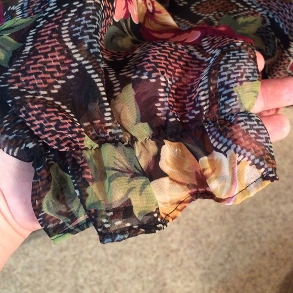 EUC Sheer Floral Top - Picture 4 of 4