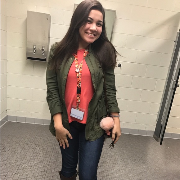 Meet your Posher, Cassie - Picture 3 of 4