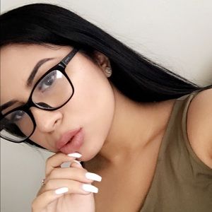 Meet your Posher, Alexis