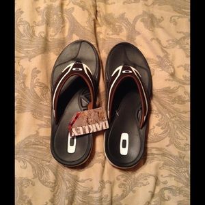 Mens Oakley sandals NWT