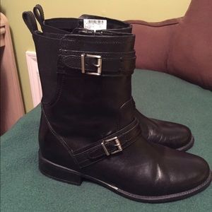 Clarks comfort leather ankle boots!