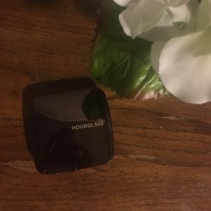 Hourglass ambient lighting powder