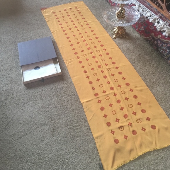 Gorgeous Silk Louis Vuitton scarf - Picture 3 of 4
