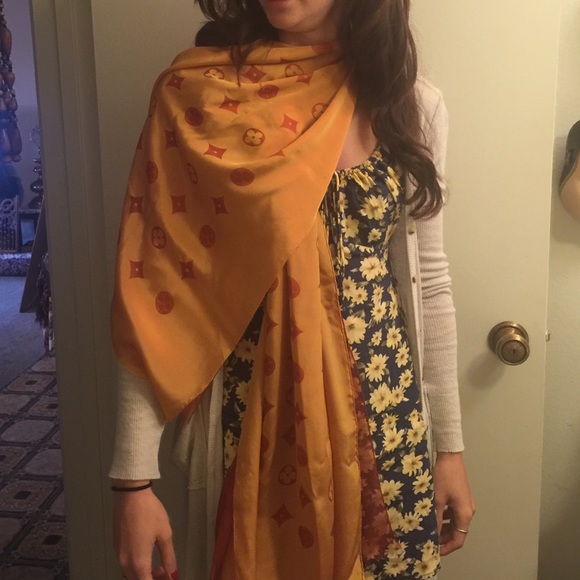 Gorgeous Silk Louis Vuitton scarf - Picture 4 of 4