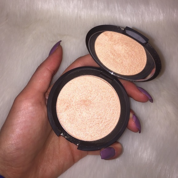Becca champagne pop highlighter