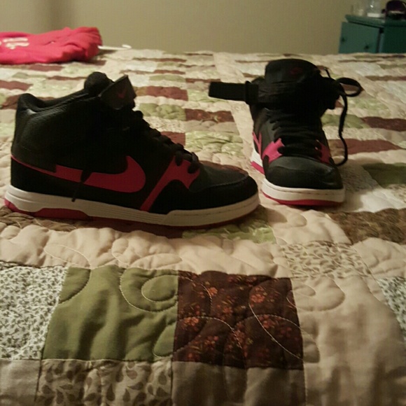 Nike high top tennis shoe