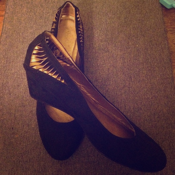 Black and gold wedges