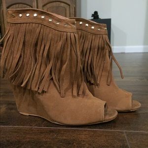Chestnut fringe open toed wedge
