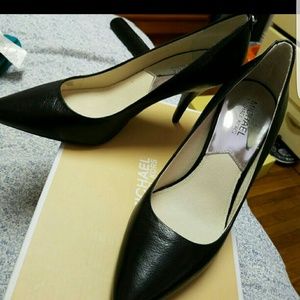 Michael kors pumps