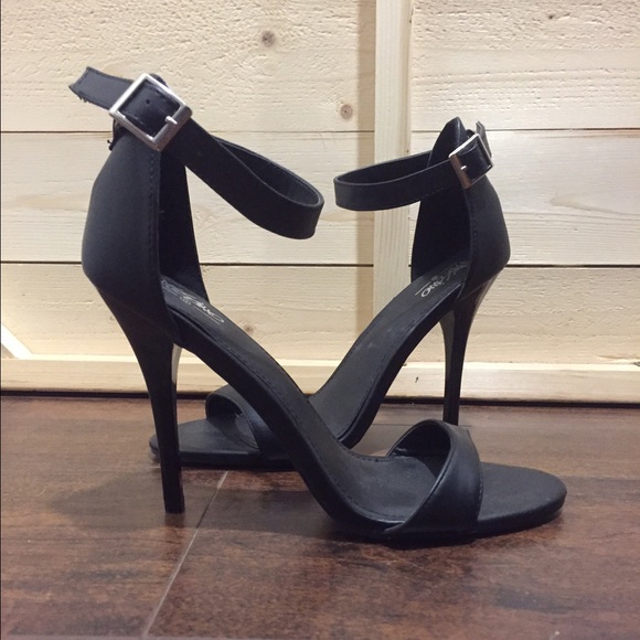 Black strappy Classic heel