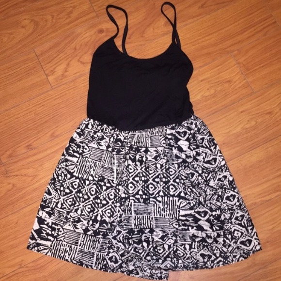 Backless Patterned Romper - Picture 3 of 3