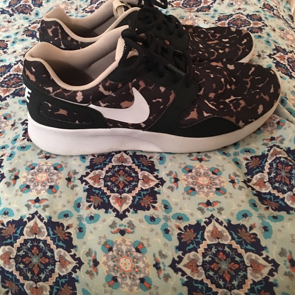 Nike roshes women size 8!