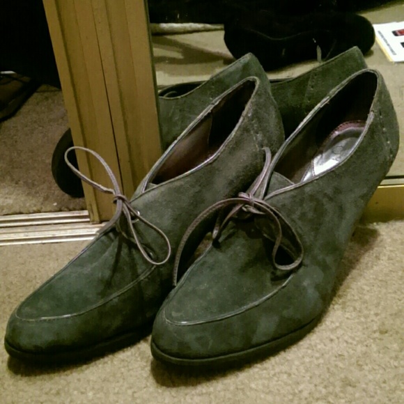 Grey suede single tie shoe.