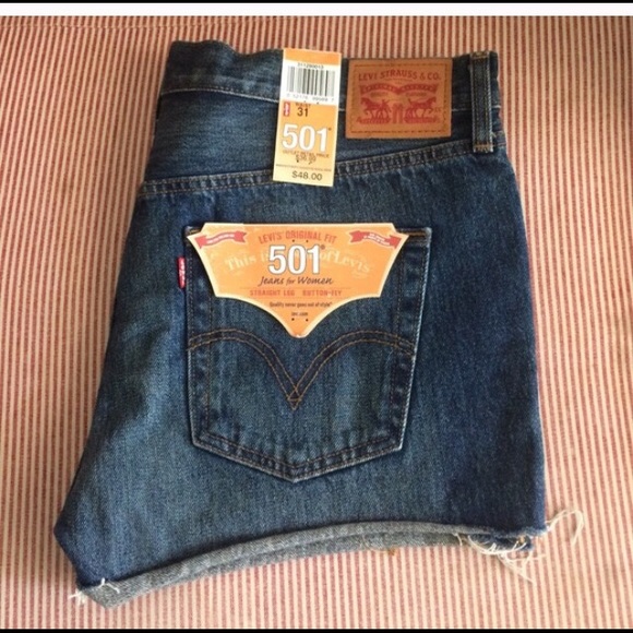 LEVI'S WOMENS JEAN SHORTS, NWT