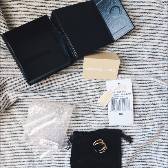 Michael Kors Gold Love Knot Ring / Ring With Twist - Picture 4 of 4
