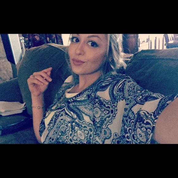 Meet your Posher, Ariana - Picture 1 of 1