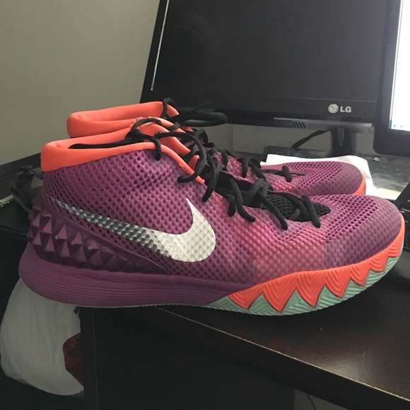 Kyrie 1 Easters (MAKE AN OFFER)