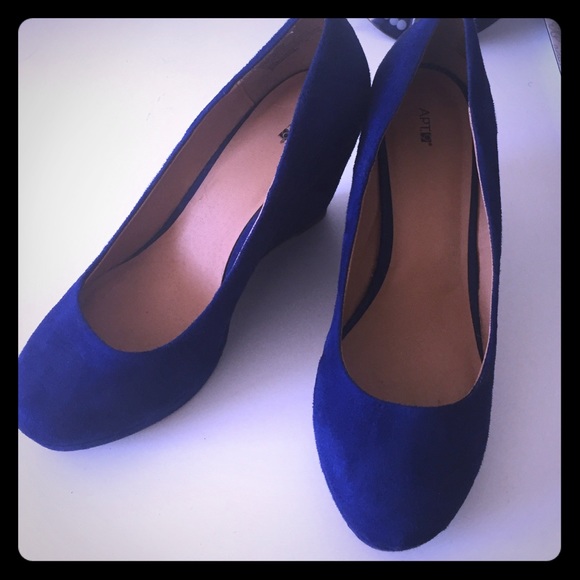 💙 Blue Suede Wedges!