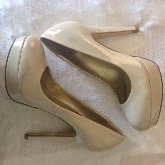 GUESS nude heels - Picture 2 of 4