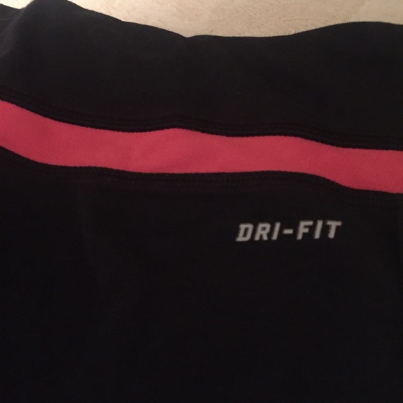 Black nike Capri pants - Picture 2 of 4