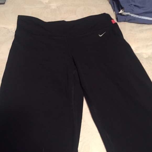 Black nike Capri pants - Picture 4 of 4