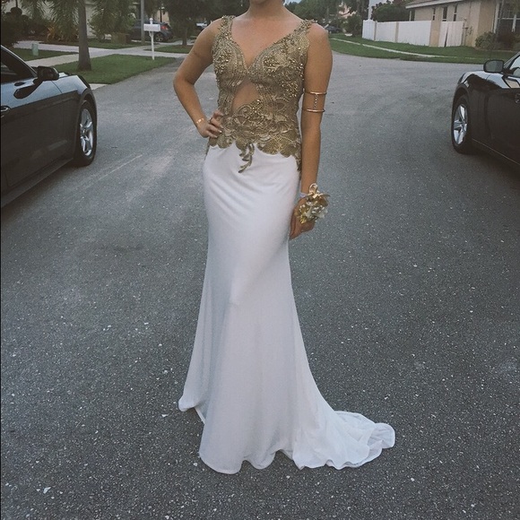 Beautiful dress can be used for multiple occasions