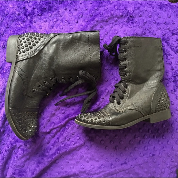 🚨SOLD🚨💎Studded Boots💎 Great condition!