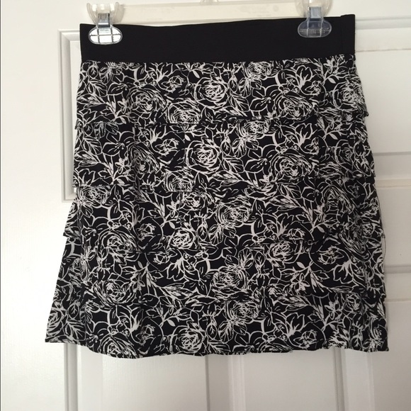 A cute, form fitting skirt. - Picture 1 of 2