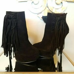 Ankle black boots with fringe