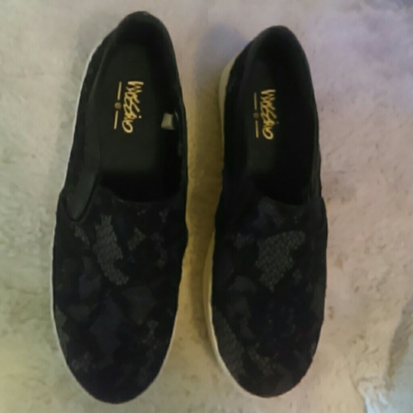 Front lace black platform shoes